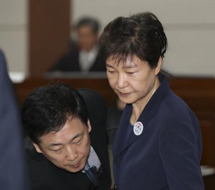 "박근혜, 살을 베는듯한 통증"…형 집행정지 신청  