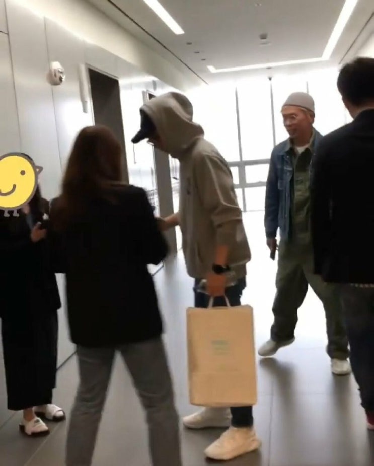  오늘 유재석 MBC 라디오 스케줄까지 따라온 악성 팬.jpg