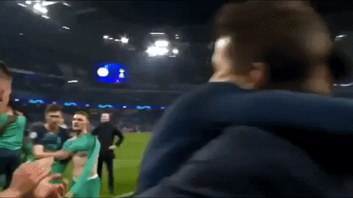  업계 포상받은 손흥민...gif