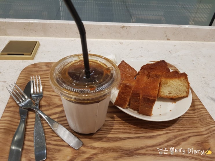 [용산 맛집] 우드톤의 분위기 깡패, '카페알토 바이 밀도'에서 겉바속촉 허니러스크와 커피 한잔의 여유를 즐겨보시는 경험, 추천합니다!