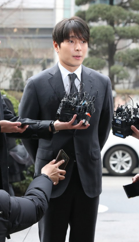  [종합]'정준영 단톡방' 최종훈, 음주운전 무마 청탁 무혐의→뇌물 송치
