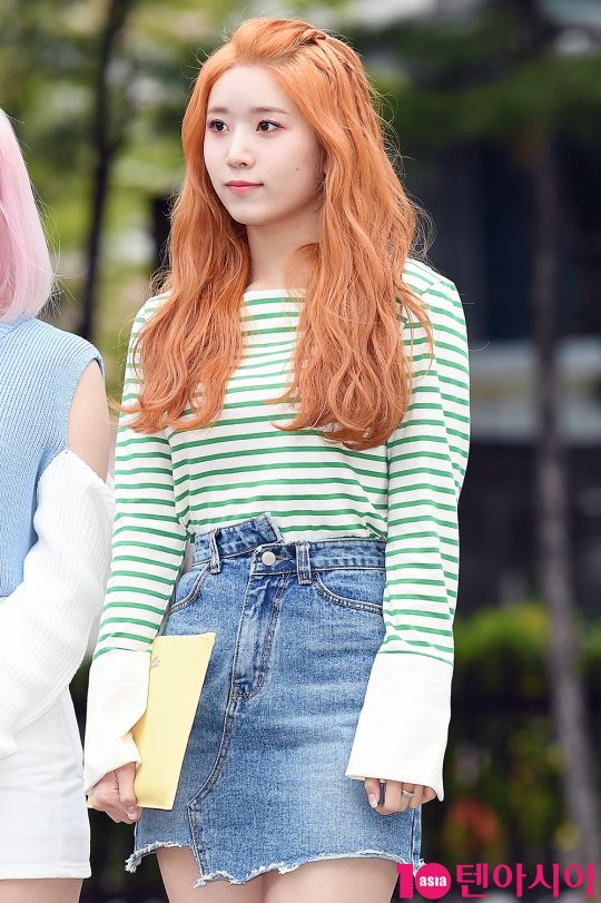  뮤직뱅크 출근길 드림노트 보니 패션. 스트라이프 티셔츠와 함께 매치한 청치마, 데님 스커트, 미니 스커트는 인어스웨이