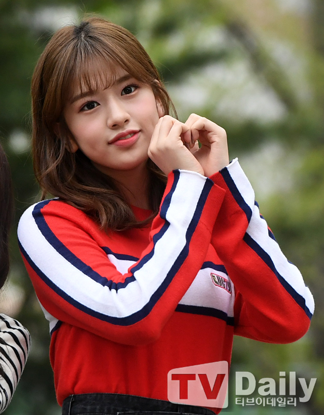  [아이즈원 안유진] 뮤직뱅크 출근길 모습이예여...