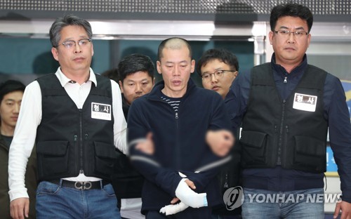  신상공개 결정 뒤 처음 모습 드러낸 '무차별 칼부림' 안인득