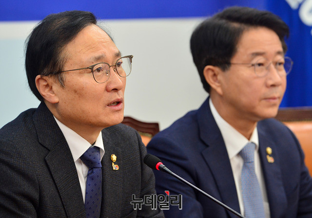  당정 "내달 추경 처리"… 野 "총선용 포퓰리즘" 반발