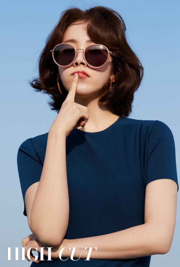 한지민 하이컷 화보 패션 : 살바토레 페라가모(Salvatore Ferragamo) 선글라스 & 간치니백, 여자 선글라스 브랜드 추천 / 연예인 선글라스 추천 한지민 하이컷 화보 패션 : 살바토레 페라가모(Salvatore Ferragamo) 선글라스 & 간치니백, 여자 선글라스 브랜드 추천 / 연예인 선글라스 추천