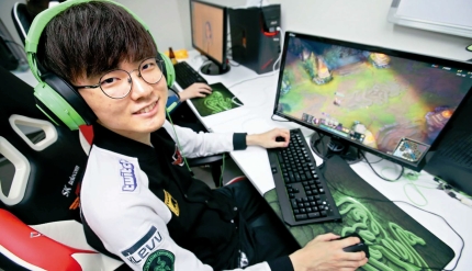 프로게이머 페이커 이상혁 연봉 나이 여자친구 군대 중국 이적 트위터 눈물 롤챔스 인터뷰 프로게이머 페이커 이상혁 연봉 나이 여자친구 군대 중국 이적 트위터 눈물 롤챔스 인터뷰