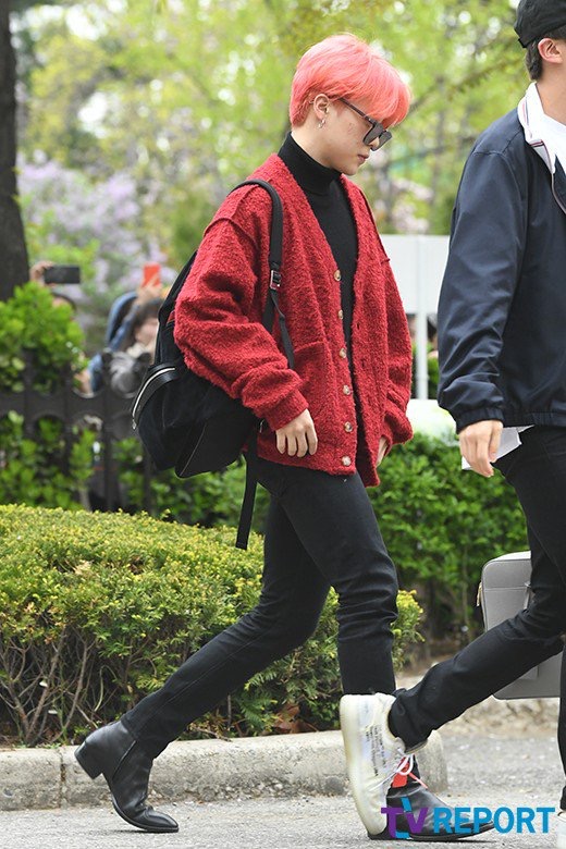  20190419 뮤직뱅크 출근길 빨간사디건 핑크헤어 젠틀몬스터선글라스