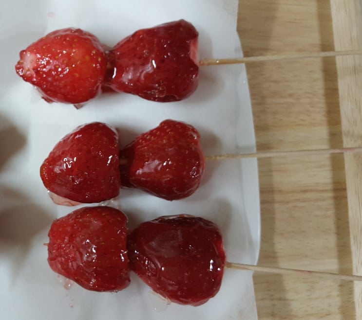 딸기가 넘쳐나는 계절엔 딸기 탕후루를 만들어요.