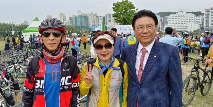  남편따라 울산자전거대축제 다녀왔어요 태화강둔치에서 많은 시민들과 동호회들이 참석 즐거운 라이딩 송병기경제부시장님 인사말씀 박맹우국회의님도 만나뵈고 행운도함께 자전거 안전모도 당첨