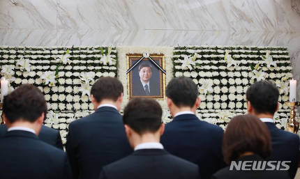  김홍일 빈소 추모 행렬..하태경 "빨갱이란 모욕 항상 죄송"