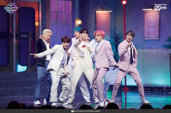  방탄소년단 컴백, 작고 소박함을 꿈꾸는 화려한 귀환