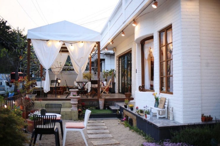 창원 겹벚꽃 보고 들리기 좋은 주택을 개조해서 만든 중앙동 카페 '그라시아스 마드레'