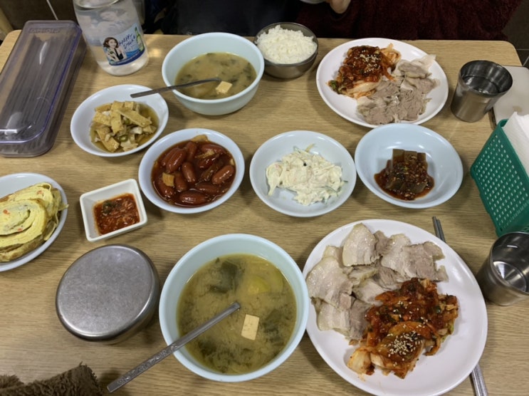  충무로 밥집. 홍탁과 보쌈 홍탁집 다양한 밑반찬 개이득