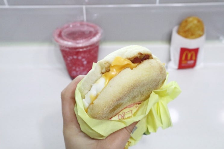  맥도날드 맥모닝 청포도칠러 함께 먹어봤네요