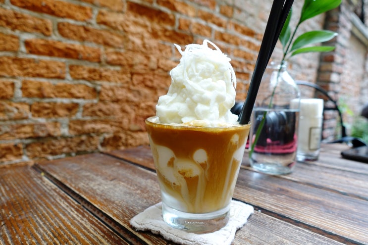 베트남 하노이 기찻길 근처 소파카페(XOFA cafe), 코코넛 커피 완전 맛있어요!&gt;_&lt; (ft.배틀트립)