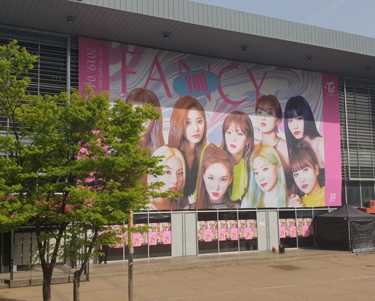  트와이스(TWICE) 신곡 'FANCY' 오늘 컴백 쇼케이스 yes24 라이브홀 4/22일 2시간전 현재 상황