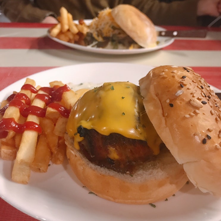  [연남동 맛집] 밴쯔님 맛집으로 유명한 ‘뉴스보이 버거펍’ 살찌는 맛이지만 맛있어...