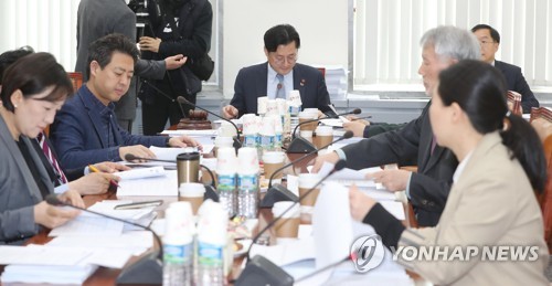  [홍익표] "소방직 국가직화 법안, 자유한국당 원내지도부 반대로 무산"..."이번 행정안전위원회 법안소위 통과 여부, 바른미래당 권은희 의원 참석에 달려 있어"