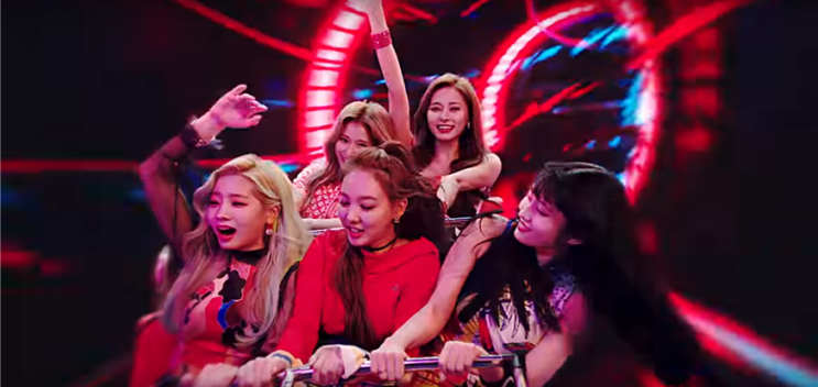  친숙함과 거리두기트와이스(TWICE),《Fancy You》