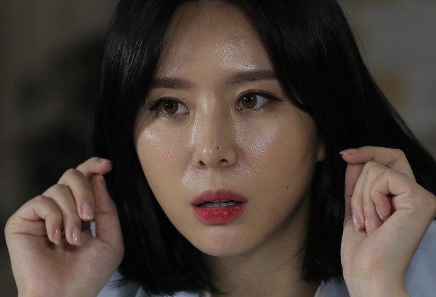  김수민작가, 윤지오 카톡 논란 명예훼손으로 고소하다