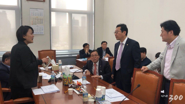  소방관 국가직法 논의 회의장에 난입한 자한당 이채익 "소방청장 나가"