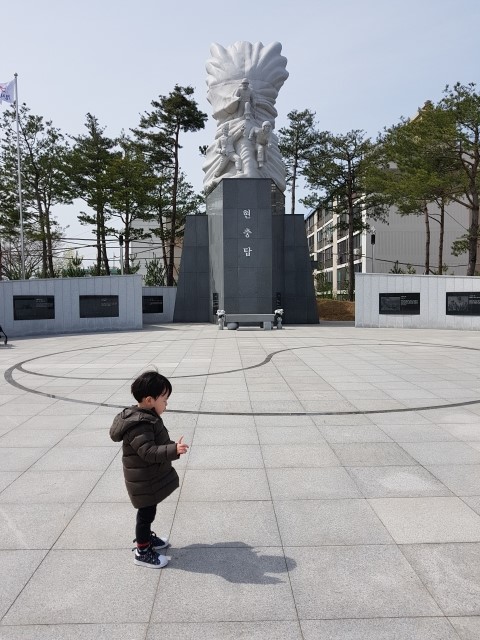  2019년 04월 30개월 아들과 함께 - 봉담에서 놀기(송산현충탑-봉담이마트문화센터) 