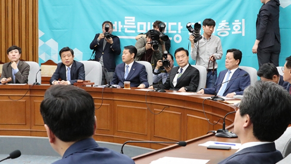 바른비래당 의원총회 패스트 트랙 진통 끝 추인 - 포커스데일리 바른비래당 의원총회 패스트 트랙 진통 끝 추인 - 포커스데일리