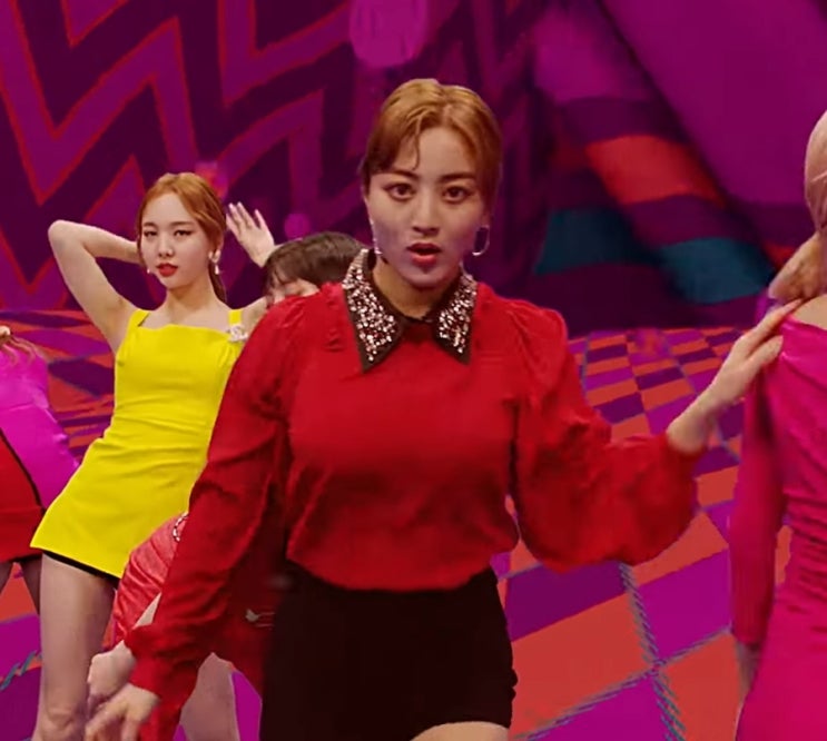  트와이스 지효 N21 Ruffle Trim Blouse, Collar Necklace