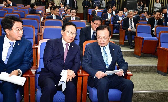  민주·바른·평화·정의, 의총서 패스트트랙 추인