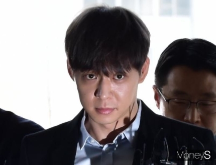   박유천 마약 양성 반응 ! 국과수 다리털서 필로폰 검출 염색 제모 허사 계속 거짓말 경찰 구속영장청구