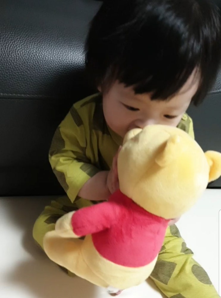  인형으로 놀아주기