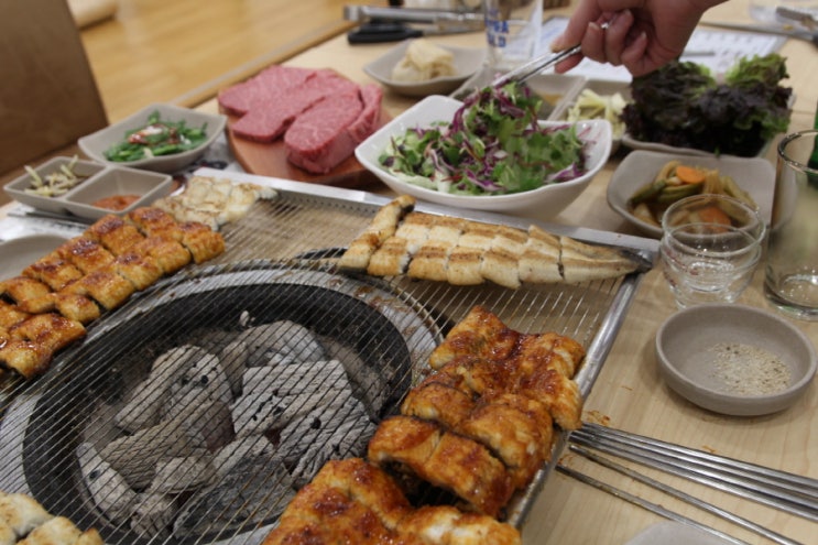  장어 맛집으로 유명한 신천장어와 한우에서는 장어와 한우를 동시에 맛 볼 수 있어요.