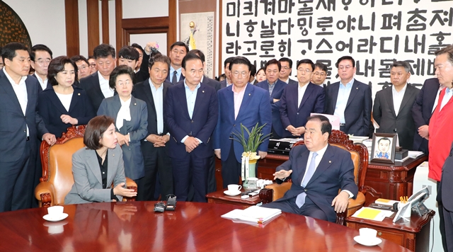  문희상-한국당, 사보임 실랑이...문희상 병원行