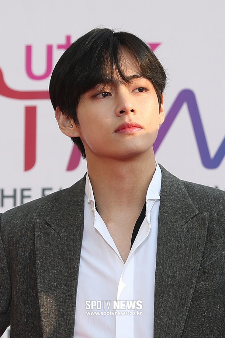  [방탄소년단 뷔] 흑발로 변신한 태형_더팩트 뮤직어워즈