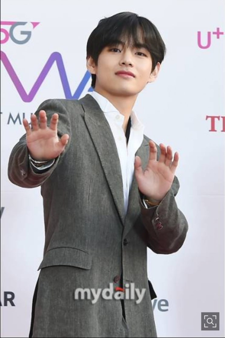  MD포토] 방탄소년단 뷔, '시선고정 양손인사'  