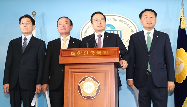  패스트트랙 후폭풍, 한국당 극렬 저항...난관 봉착