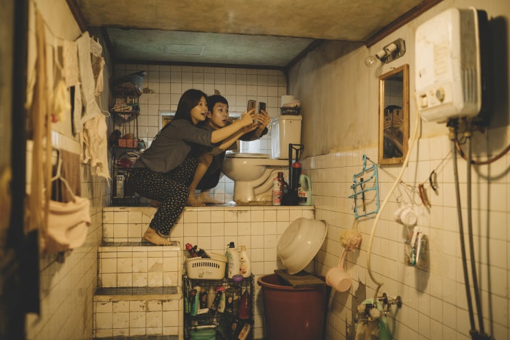  칸 국제영화제 경쟁부문 공식 초청 <기생충>, 극과 극 두 가족의 모습 담긴 보도스틸 공개.. 전원 백수 가족 vs 글로벌 IT 기업 CEO 가족.