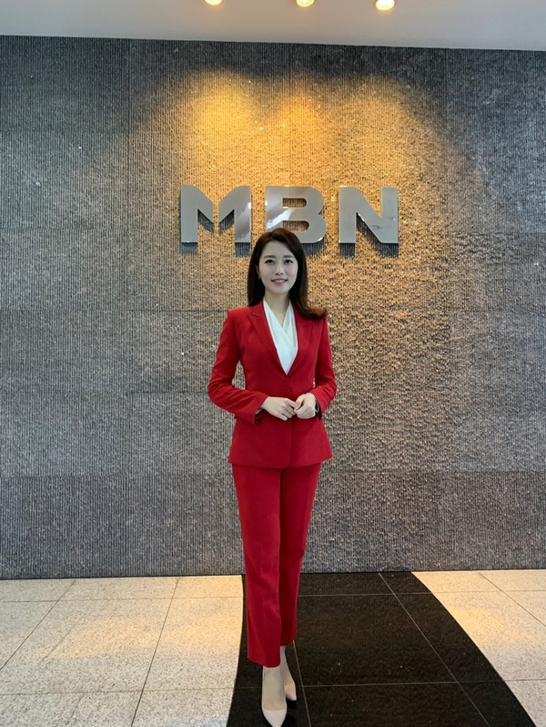  '굿모닝MBN' 정아영 아나운서_[수트힐] 원 버튼 싱글수트 - 레드 협찬