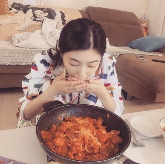  이선빈 , 잠옷차림으로 닭갈비 먹방 