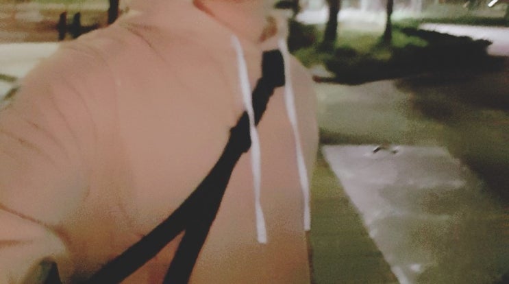 남자 옷 코디 : 회색 트레이닝 바지 & 베이지 후드티 남자 옷 코디 : 회색 트레이닝 바지 & 베이지 후드티