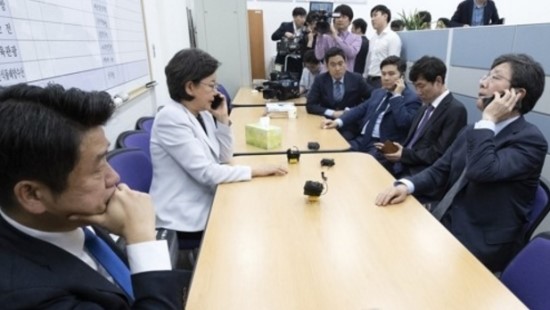  육탄봉쇄·팩스 제출·6시간 감금…007작전 방불케한 '사보임' 