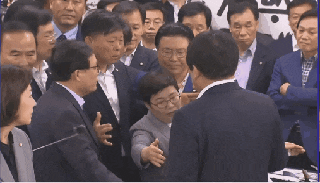  문희상 국회의장 성추행 봉변 당하는 장면