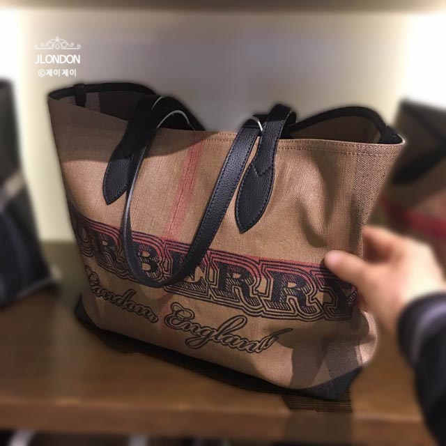  [40%아울렛할인]버버리 두들 리버서블 토트 앤 숄더 DOODLE TOTE 80088731 / 허니, 블랙