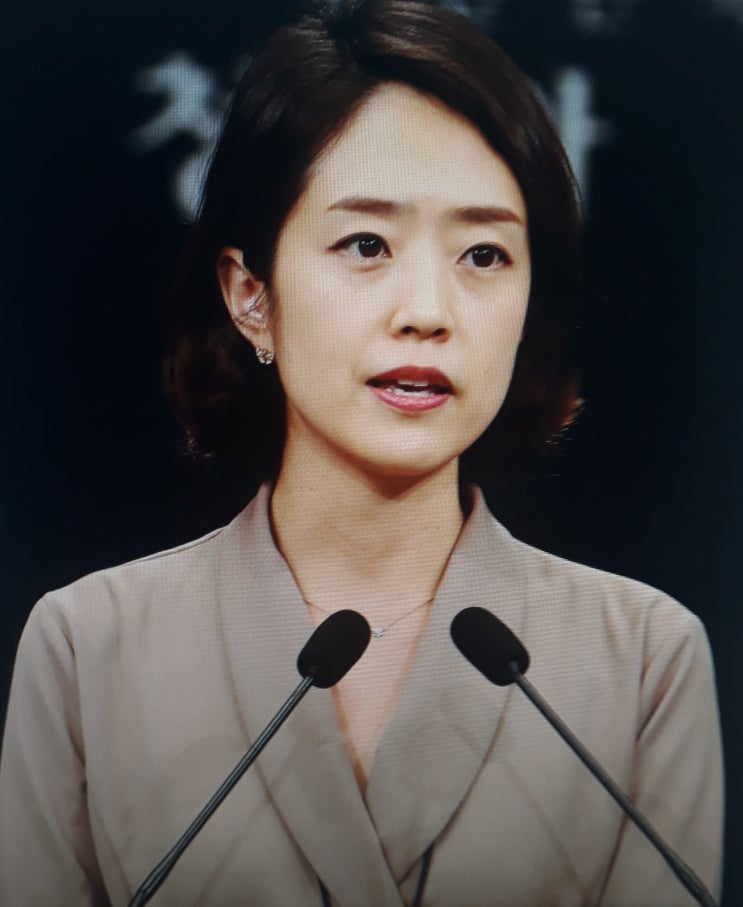  문재인대통령은 25일 고민정 신임 청와대대변인에게"자신있고 당당하라"는 당부의 말을 남겼다. 임명후 인사를 하러온 고대변인에게 이러한당부를 했다고 춘추관 첫 브리핑을 통해 전했다.