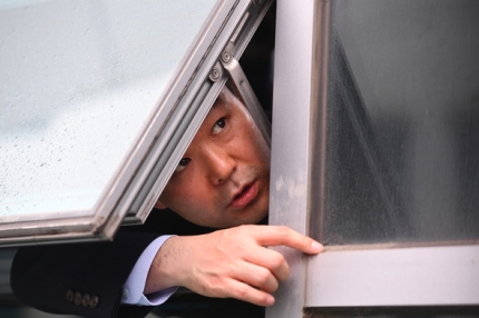  ,[배반장]‘감금’된 채이배, 창틀 회견 “창문 뜯어서라도 나갈 것”