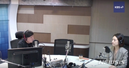  고민정 "대변인 소식 오늘 아침에…가교 역할 충실히" 고민정 대변인은 또 "물은 모든 생명들에게 생명을 주고, 다투지 않고 늘 낮은 곳으로 흐르는 게 물"이라며 노자에 등장하는 '