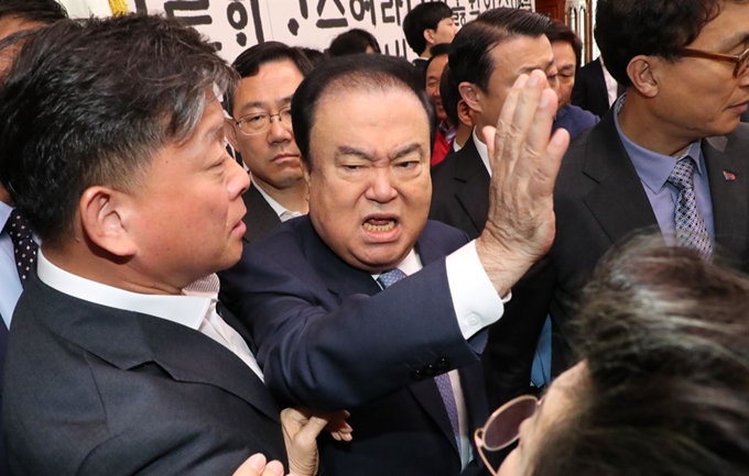 문희상 임이자 성추행 논란 변호사들의 생각은?