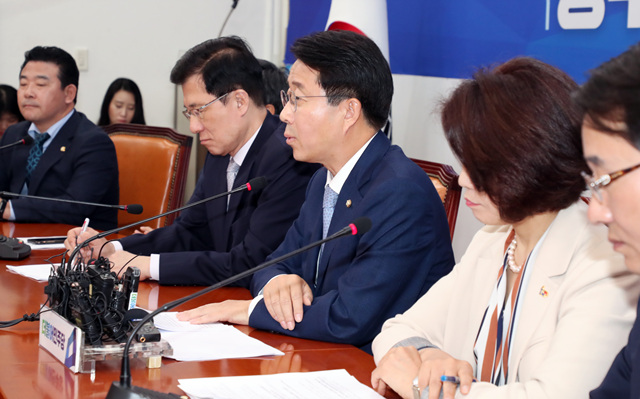  여야, 패스트트랙 지정 신경전 팽팽