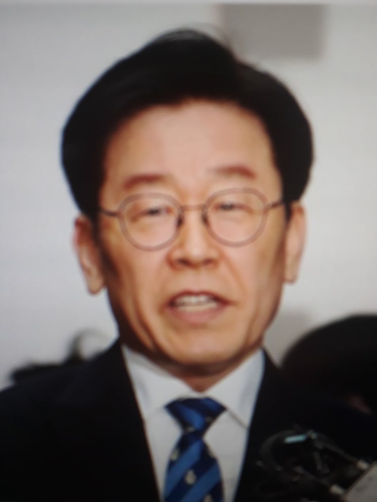  수원지법 성남지원 제3호법정. 검찰의구형에 이재명 경기지사의어깨가 순간움찔거렸다.검찰이준비한 프레젠테이션 자료를 보느라 방청석을등지고있어 구형당시 이지사의얼굴은보이지 않았다.